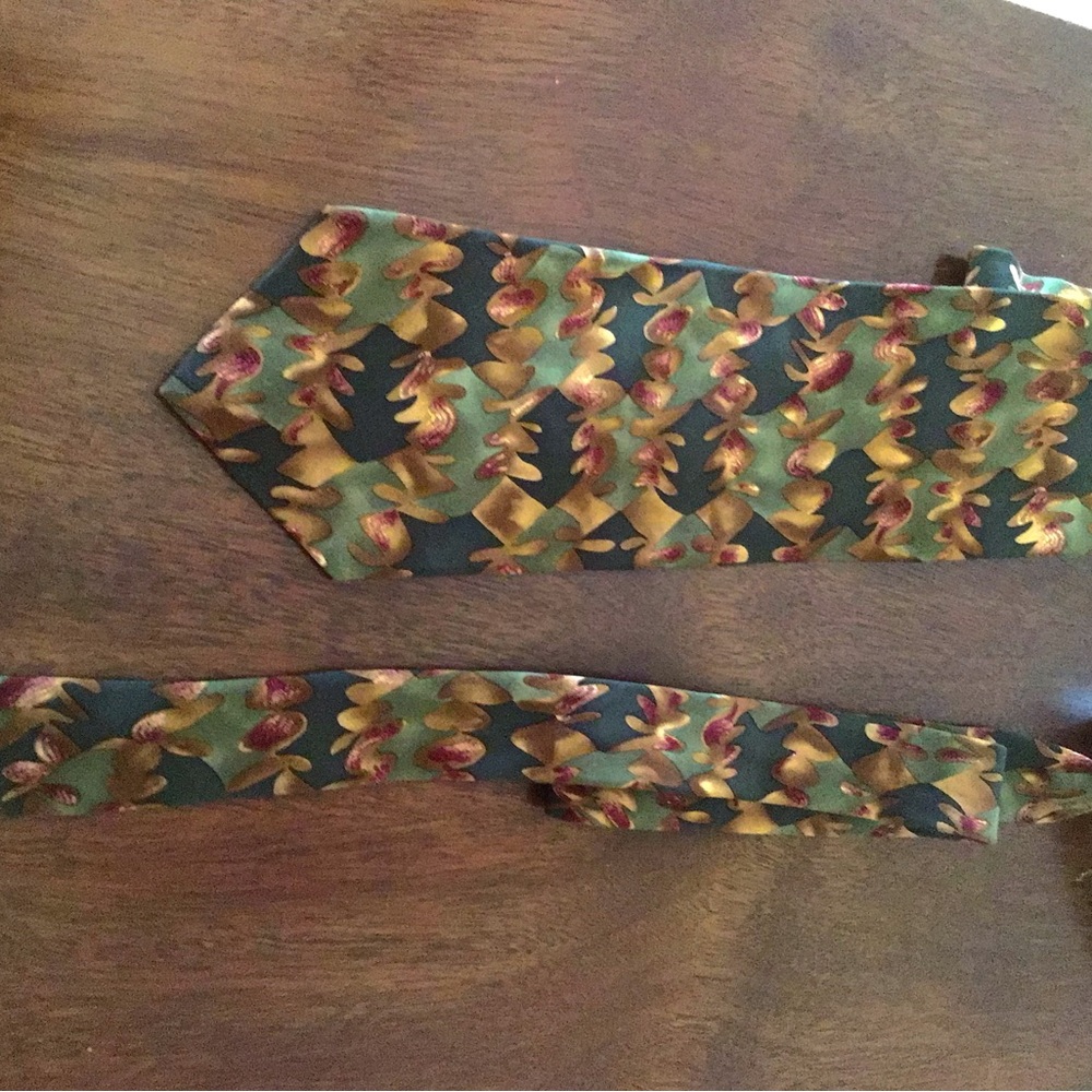 Molecular Expressions Tie